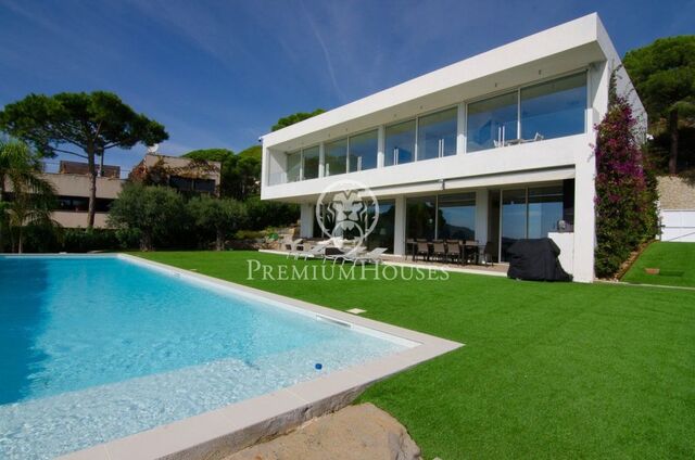 House for sale in Cabrils. Modern architecture at the foot of the Mediterranean.
