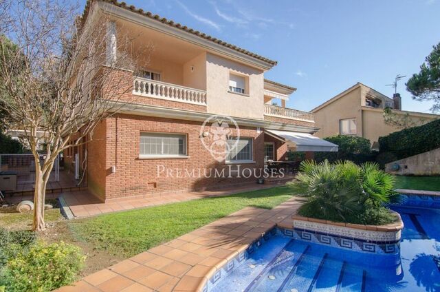Magnificent house with pool for sale in the center of Teià