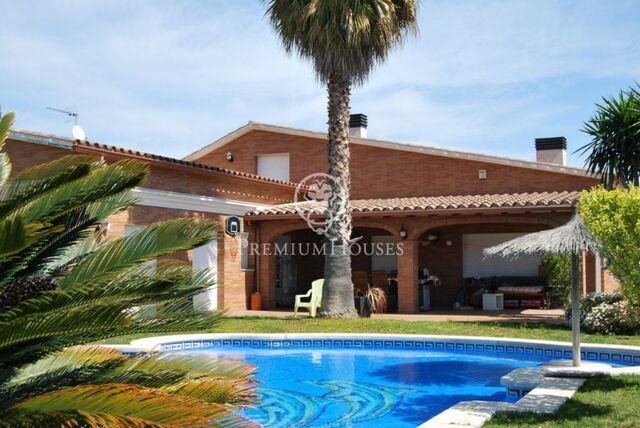 Продается великолепный дом с бассейном в Cabrera de Mar, элегантный и практичный.