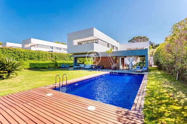 Minimalist House with pool for sale in Sant Vicenç de Montalt