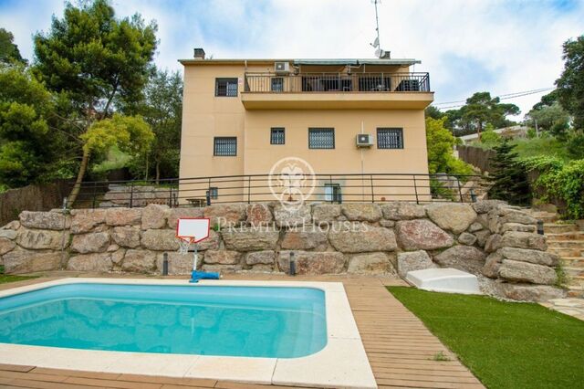 Продается дом с бассейном, садом и видами в Sant Cebrià de Vallalta