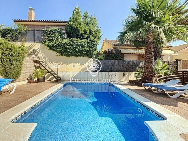 House for sale with swimming pool and lift in Pineda de Mar