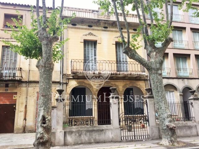 Neoclassical building for sale in the heart of Pineda de Mar