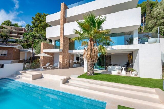 Spectaculaire villa d'excellente construction à vendre dans le meilleur quartier de Castelldefels.