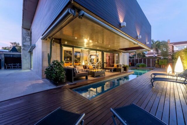 Продается дом с великолепным архитектурным дизайном и бассейном в Вилафортуни, Камбрильс