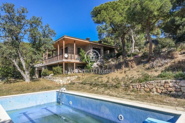 Продается дом в горах с бассейном и видом на море в Cabrera de Mar