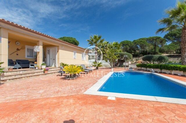 Maison de plain-pied à vendre avec jardin et piscine à Lloret de Mar