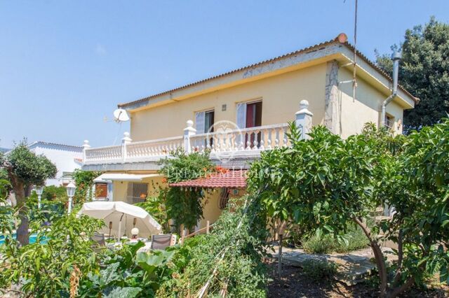 Продается дом с бассейном в Arenys de Mar