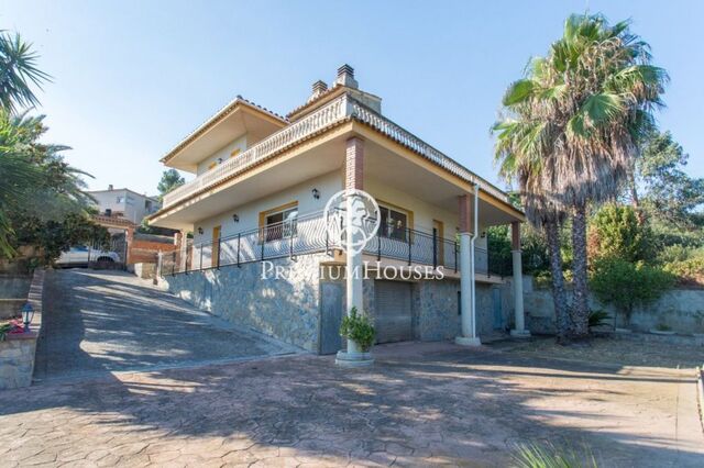 House for sale with swimming pool 5 min. from the beach in Lloret de Mar.