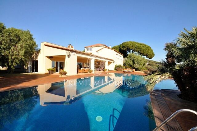 Maison à vendre à Sant Andreu de Llavaneres avec piscine et intimité.