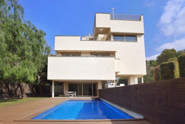 Casa de arquitecto con vistas al mar al lado del golf de Terramar, a la venta en Can Girona, Sitges