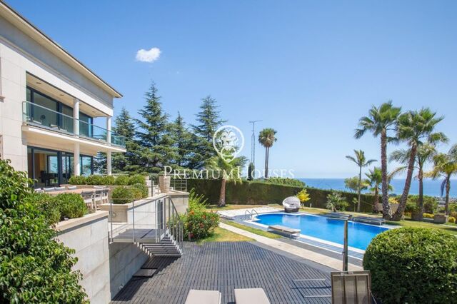 Magnificent house with spectacular sea views and absolute privacy.