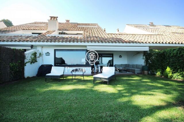 Semi-detached house for sale in Supermaresme with spectacular sea views.