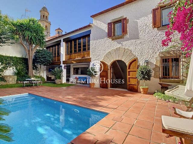 Country house for sale in the centre of Canet de Mar and 300 metres from the beach.