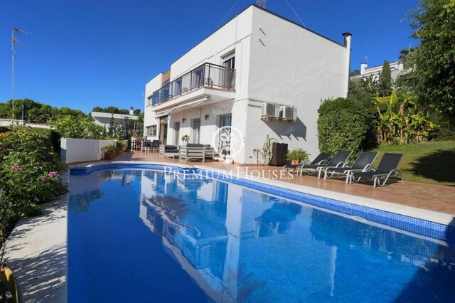 Maison à vendre avec vue sur mer et piscine à Vallpineda
