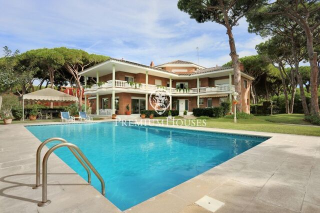 House with Large Garden and a lot of Privacy for sale in La Pineda, Castelldefels
