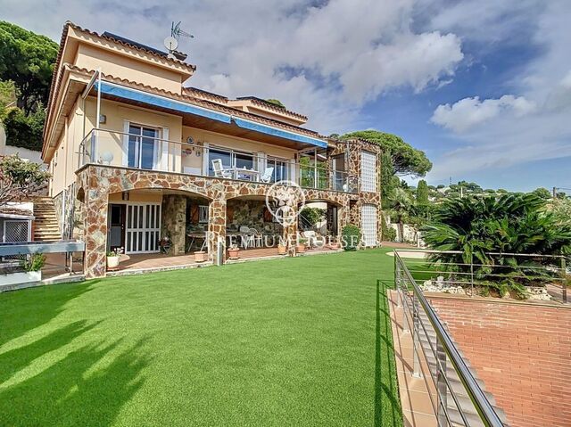 House for sale with excellent sea views in Premià de Dalt