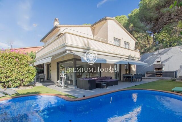 House for sale in the centre of San Vicenç de Montalt with swimming pool.