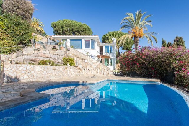 House for sale with excellent views to the sea and the mountains.