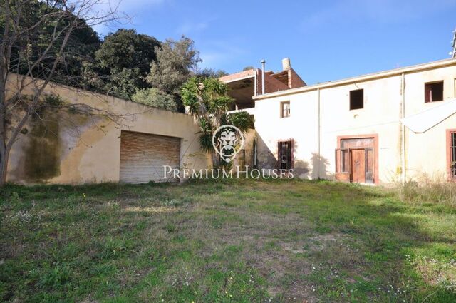 Building for sale to be renovated with stunning views in Calella