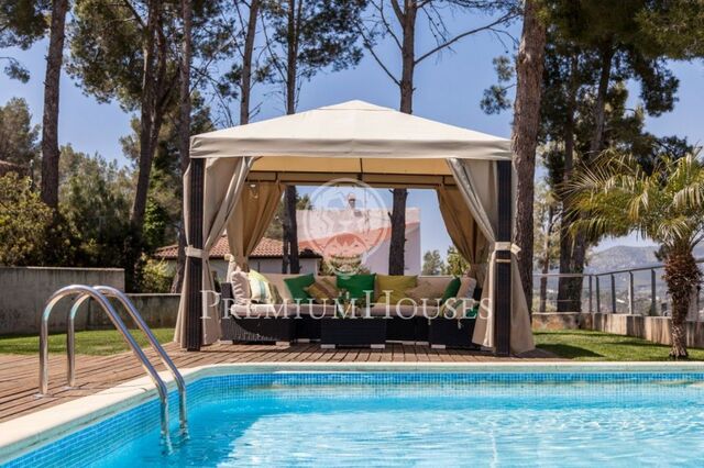 Продажа дома с панорамным видом и бассейном в Оливелле